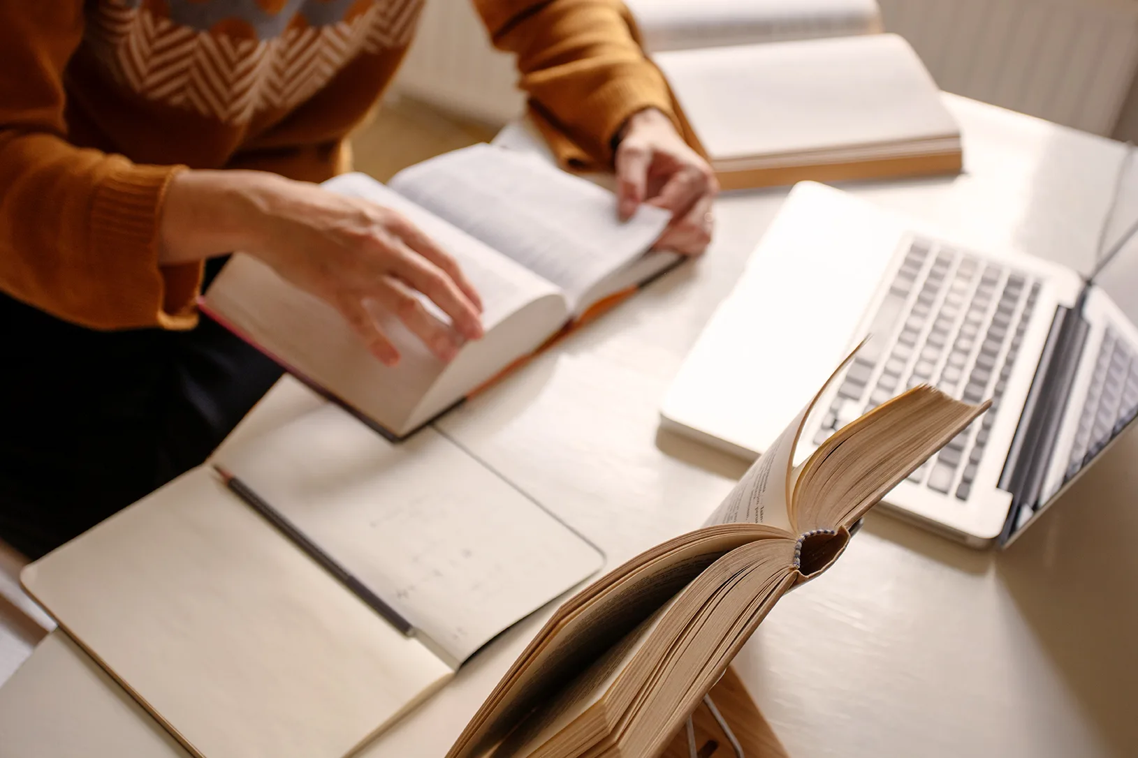 ordbok och en människa