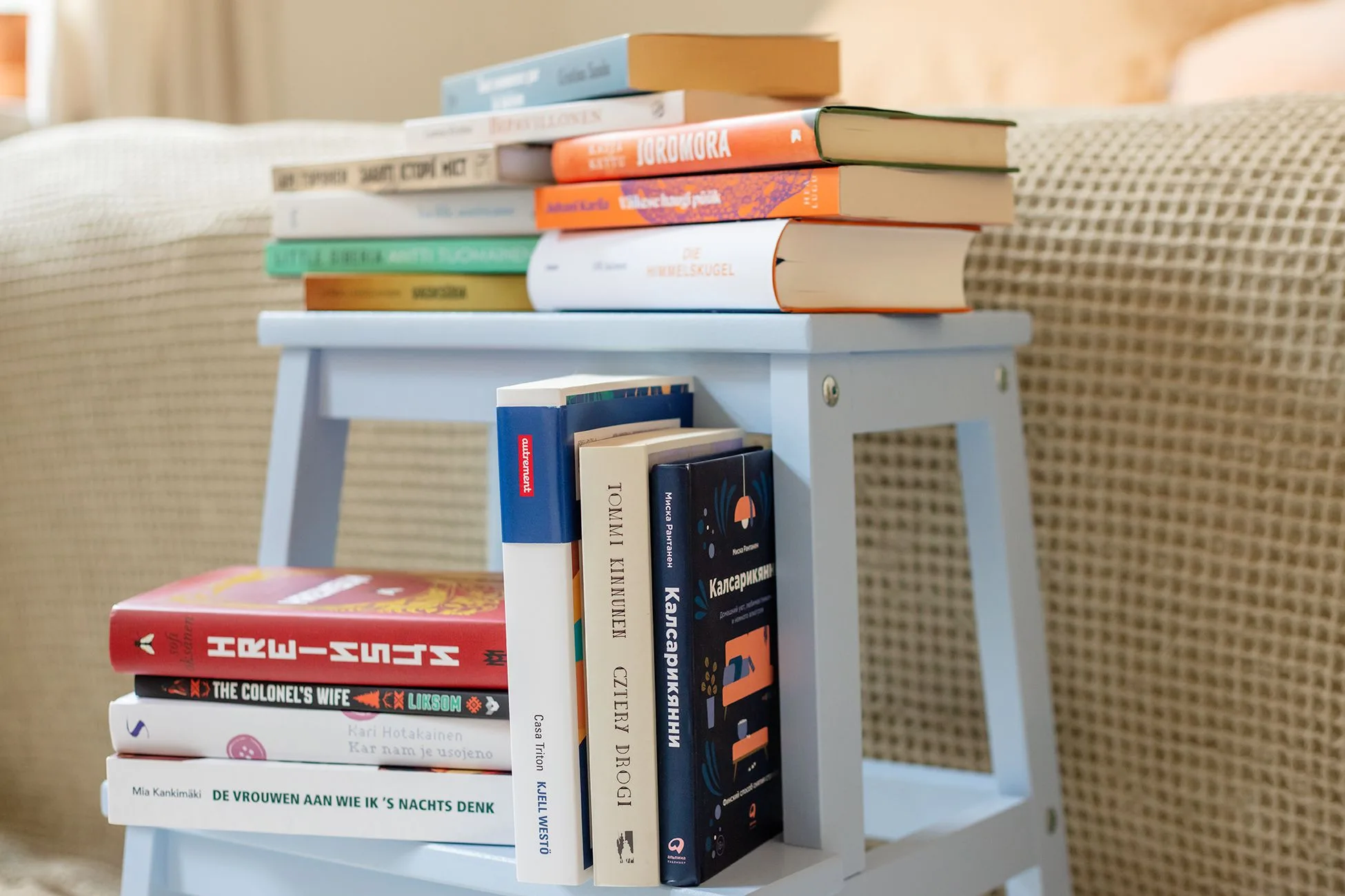 Käännöskirjoja jakkaran päällä.