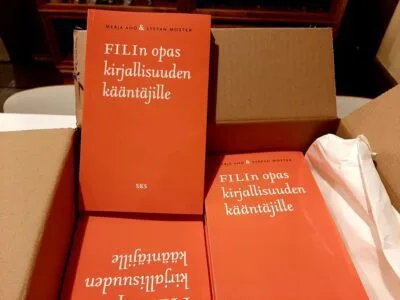 Kirjoja pahvilaatikossa.